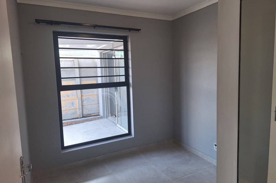 To Let 4 Bedroom Property for Rent in Protea Village Western Cape
